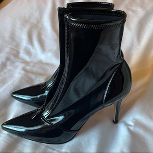 Black patent leather, pointy toe, zip front bootie heel!